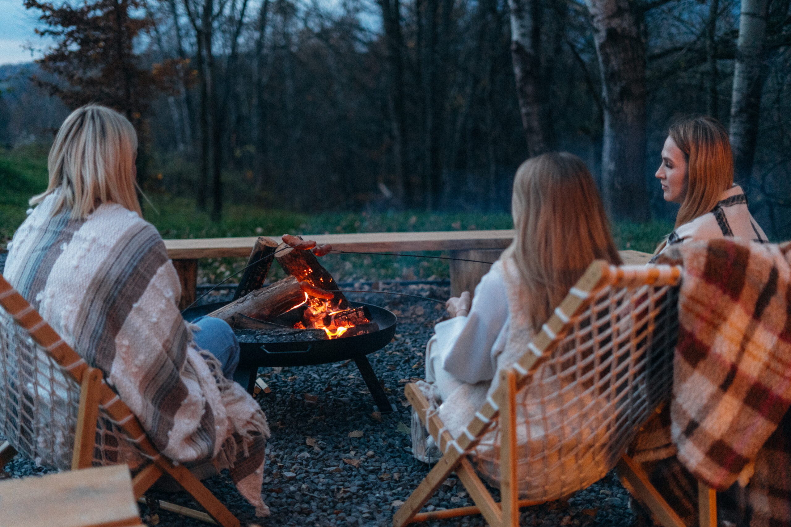 Goście odpoczywający przy ognisku – Szept Dębów Bieszczady
